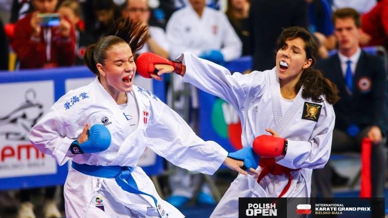 Czy wiesz że kumite to walka w karate, pozwalająca na praktyczne zastosowanie technik, rozwijając refleks, szybkość i adaptację? 